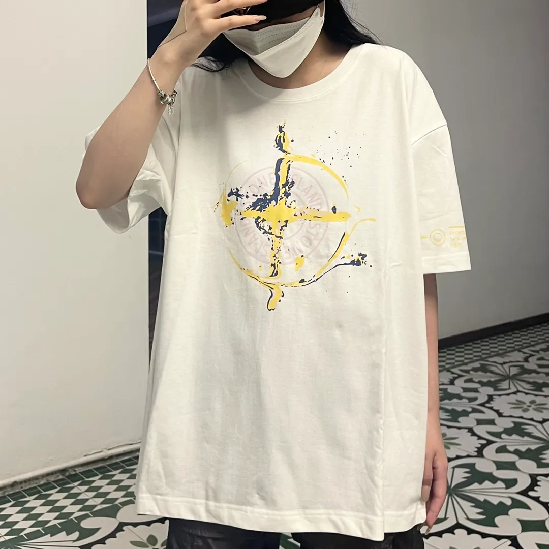 W621#P110💰 [Stone lsland/Stone Island summer new short-sleeved T-shirt with flame compass print on the chest] ⚠️[Original creation with high control of details] - Made of 260 grams of combed cotton with 32-count double yarn, soft and comfortable to the touch, sweat-absorbent and breathable. - Simple, basic and versatile style, original quality, the first choice for couples. - Made in a large factory, four needles and five threads on the shoulder, neatly arranged, high quality workmanship. - Same style for men and women. Very versatile, one piece for everyone, details are clearly visible. Color: Black White Size: M L